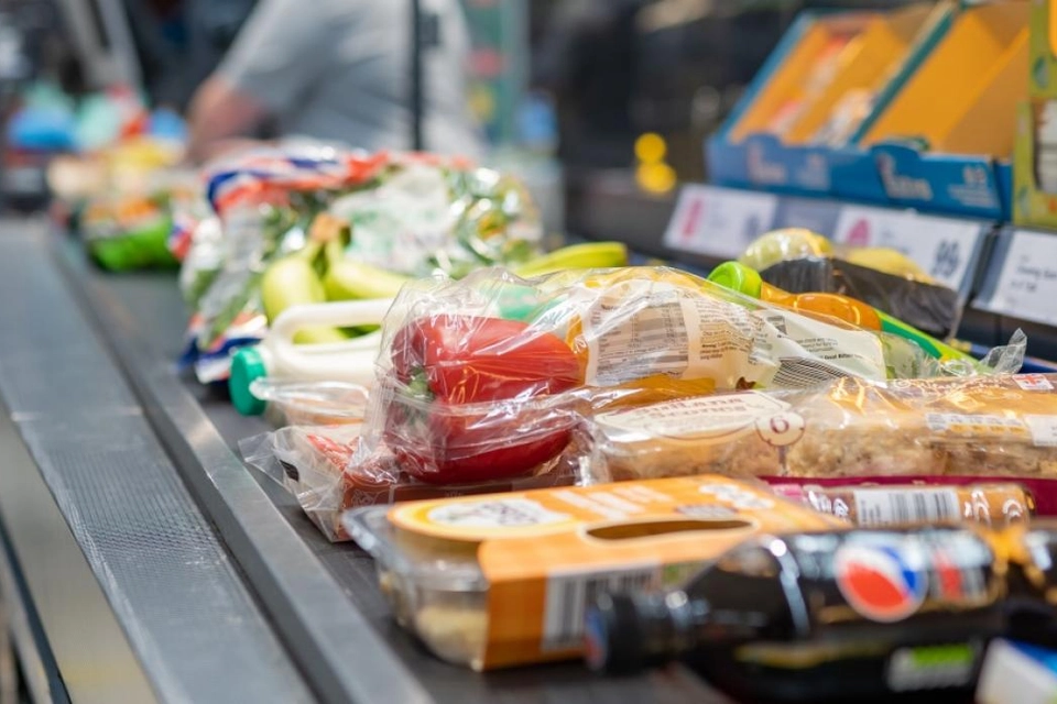 Par lever for 1000 kroner om ugen: Nu deler de smart sparetips