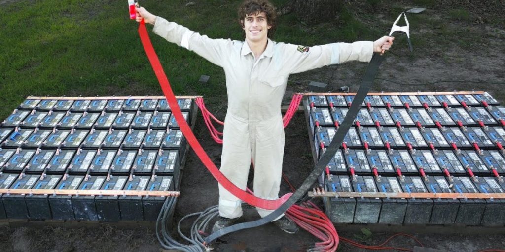 Hvad sker der, hvis man forbinder 100 bilbatterier?