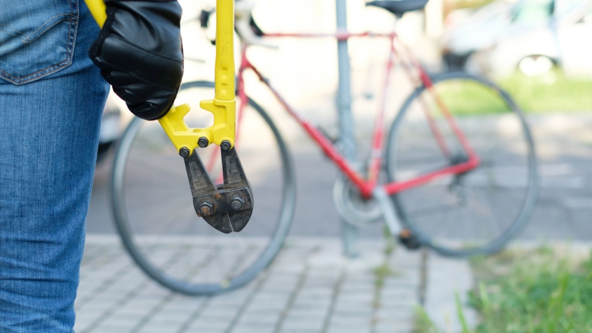 Dette klistermærke på cyklen er designet til at skræmme tyvene væk – og det virker faktisk