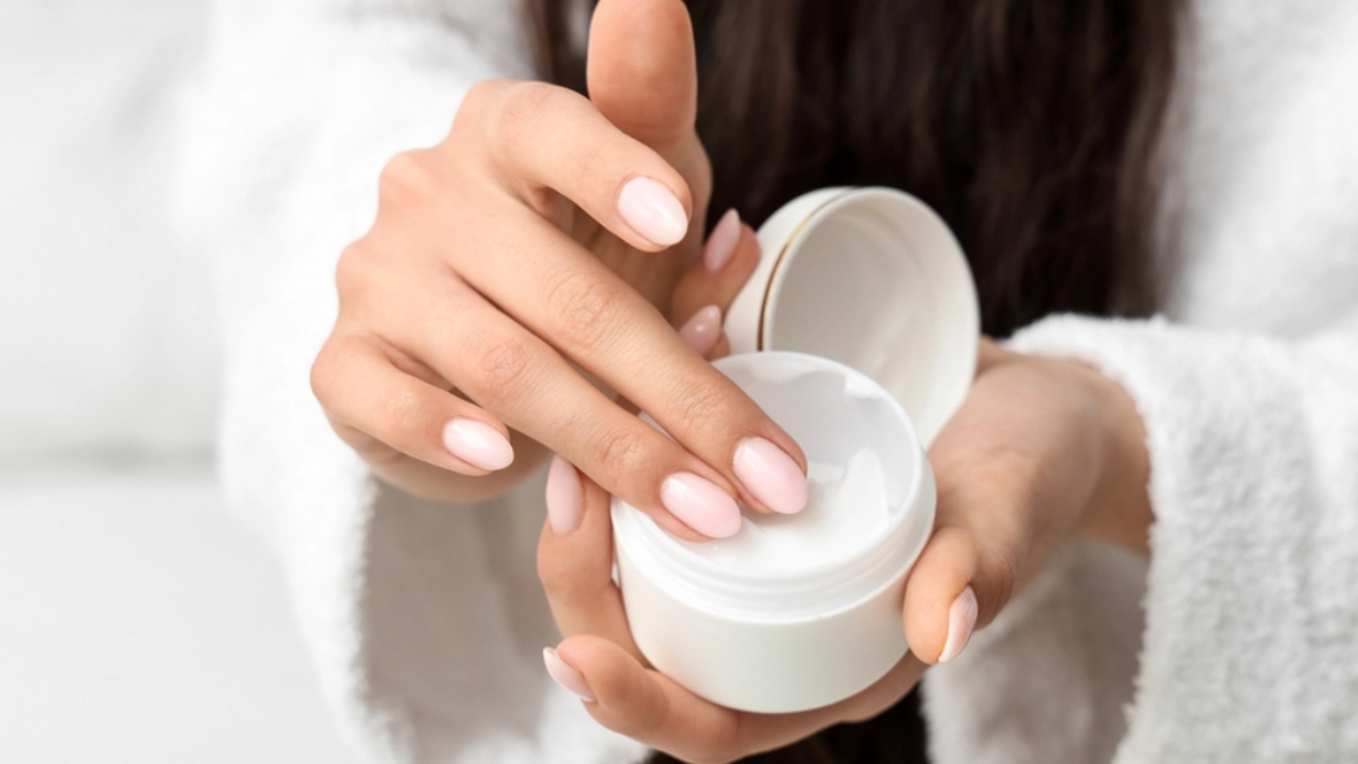 Hvor længe kan kosmetik og solcreme opbevares? Nu giver ekspert svaret