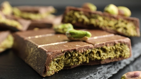 Kvinde tog en bid af den populære Dubai-chokolade – men det, hun fandt indeni, fik hende til at måbe