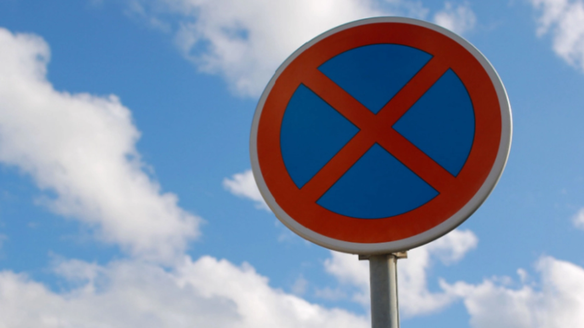 Parkerede i “parkering forbudt”-område: Nu griner internettet af konsekvenserne