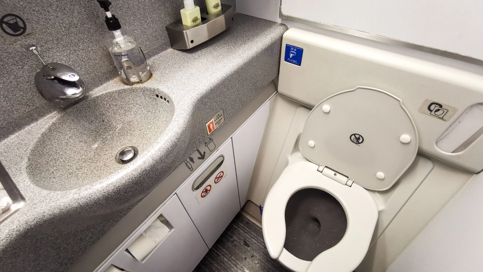 Da manden kom ud fra toilettet, lagde stewardessen mærke til, at noget var helt galt: Kort tid efter vendte flyet om