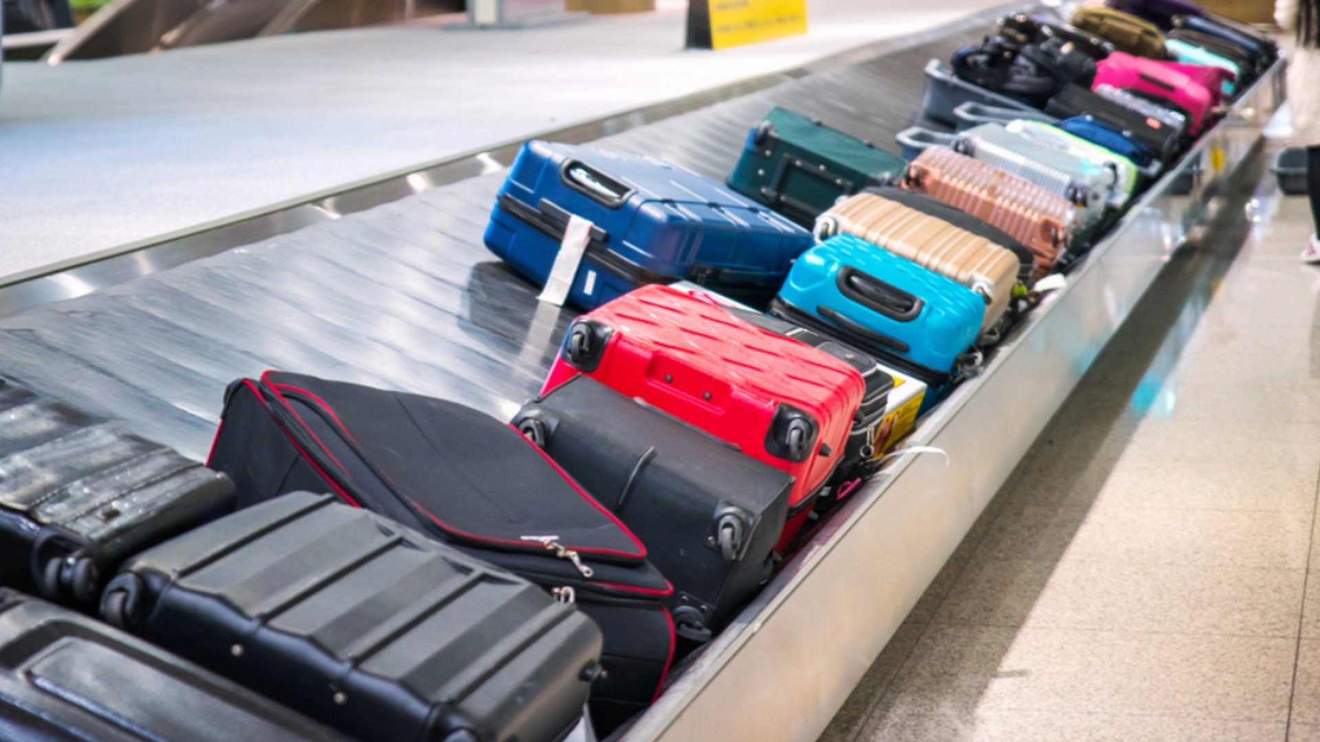 Lufthavnsansat afslører: Det skal du aldrig gøre med din kuffert