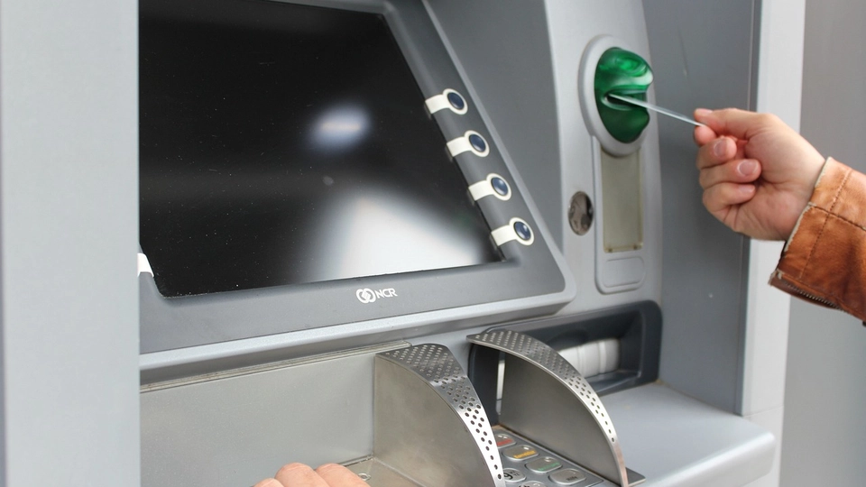 Kun få husker det: Her er knappen du SKAL trykke på efter at have hævet penge i en hæveautomat