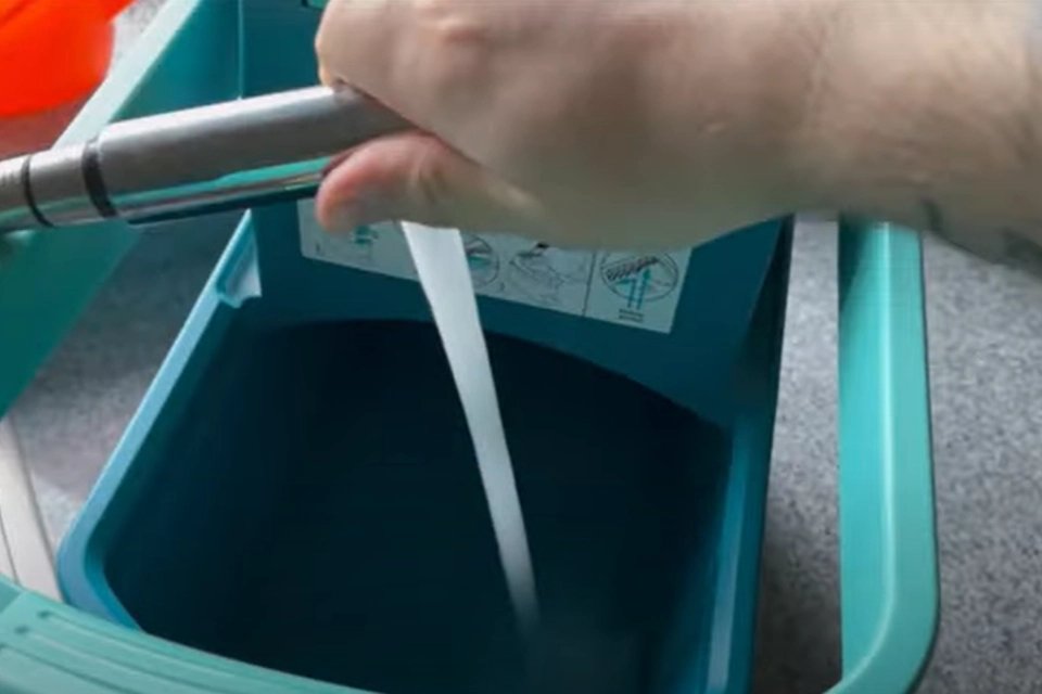 Du skal bare tilføje dette hemmelige middel til vandet inden rengøring: Edderkopper og myrer holder sig langt væk fra dit hjem