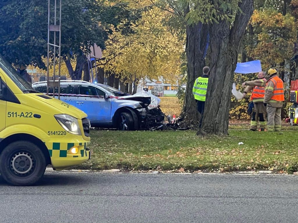 Voldsom ulykke: En person hastet på hospitalet