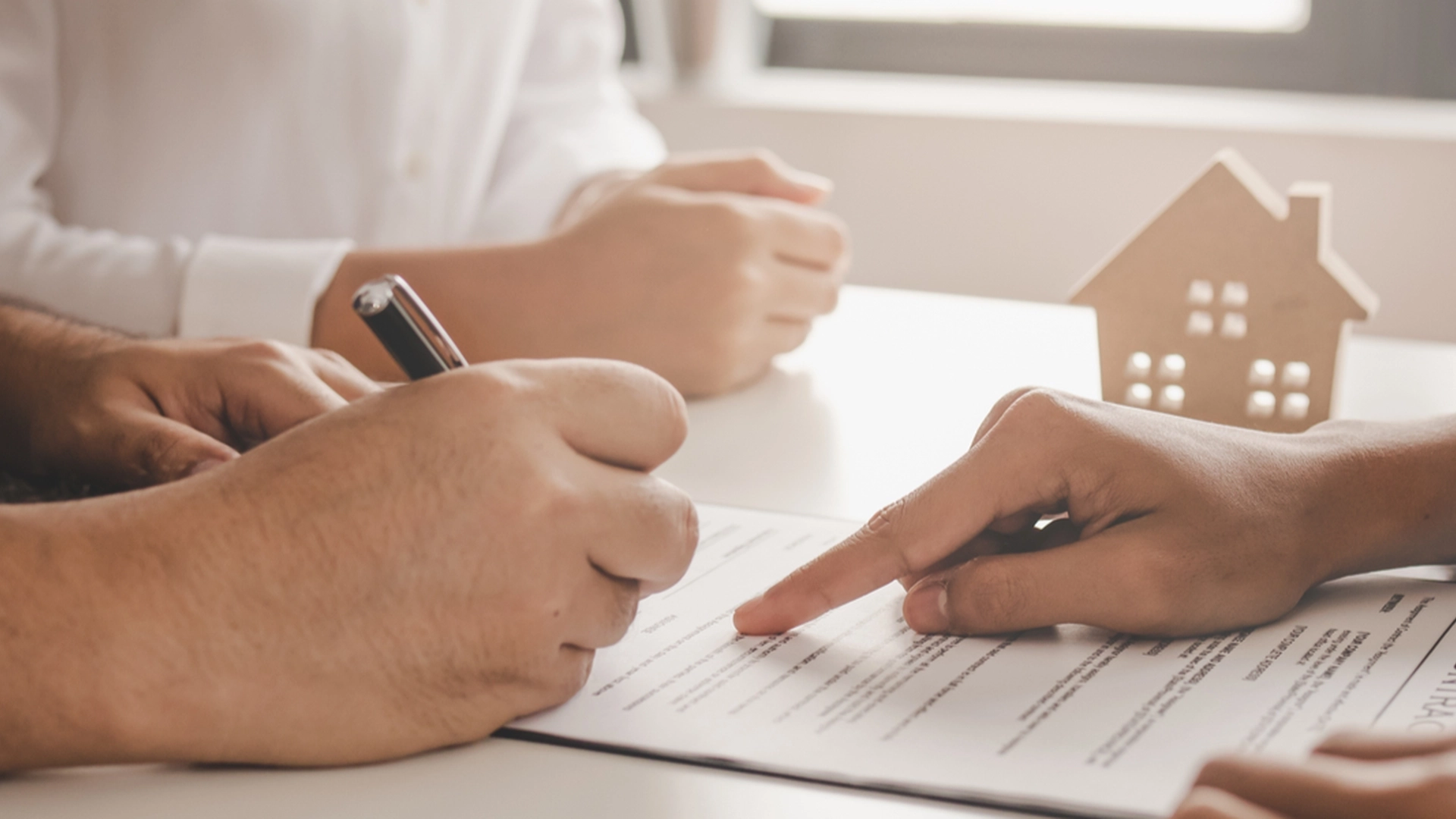 Han har skrevet over 30.000 testamenter: Nu løfter han sløret for de mest bizarre ønsker