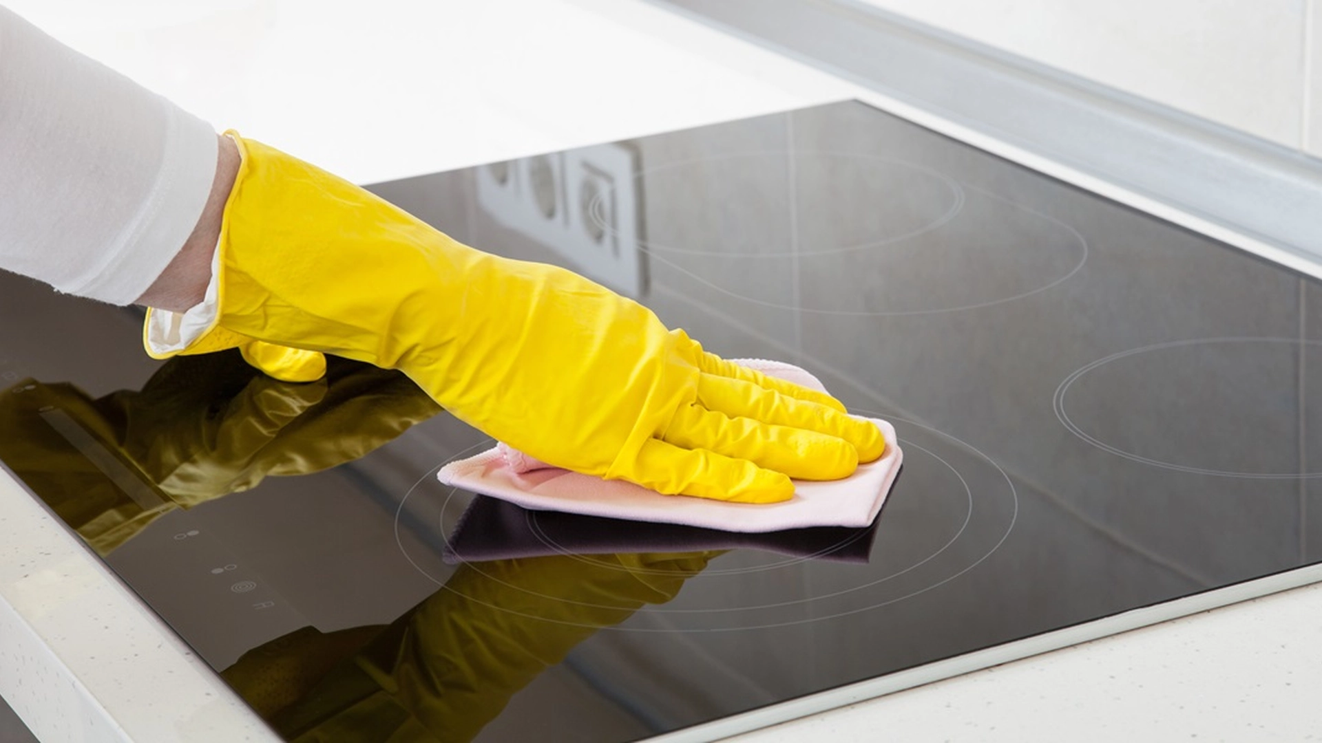 Slås du med pletter på din kogeplade, så prøv det her trick