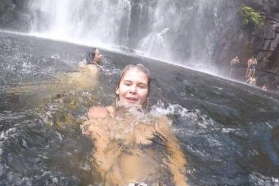 Ung kvinde tog selfie foran vandfald: Da hun kigger feriebillederne igennem, opdager hun væmmelig detalje