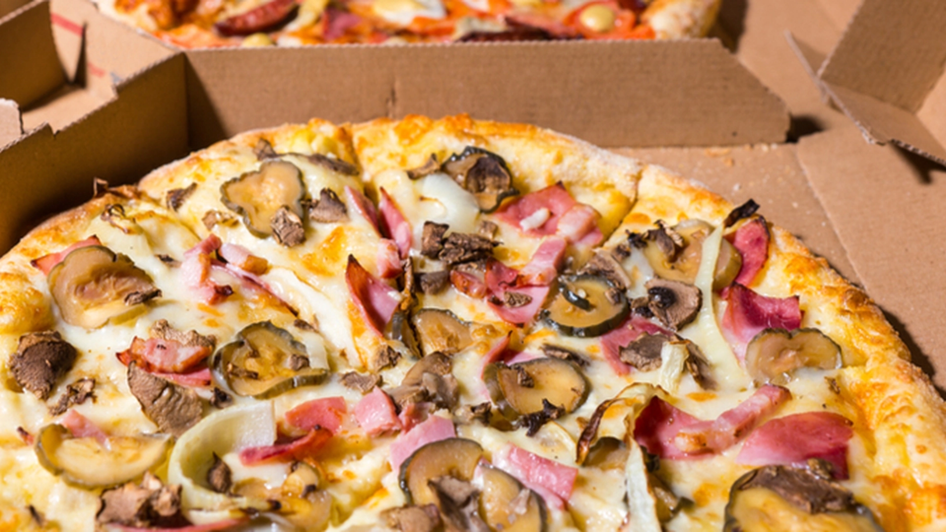 Kvinde bestiller takeaway til alle måltider, fordi hun ikke kan lave mad: Folk er i chok over prisen