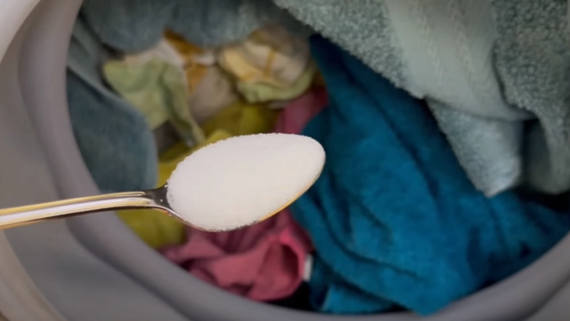 Han hælder sukker i vaskemaskinen: Så sker magien, der får alle til at gøre det samme