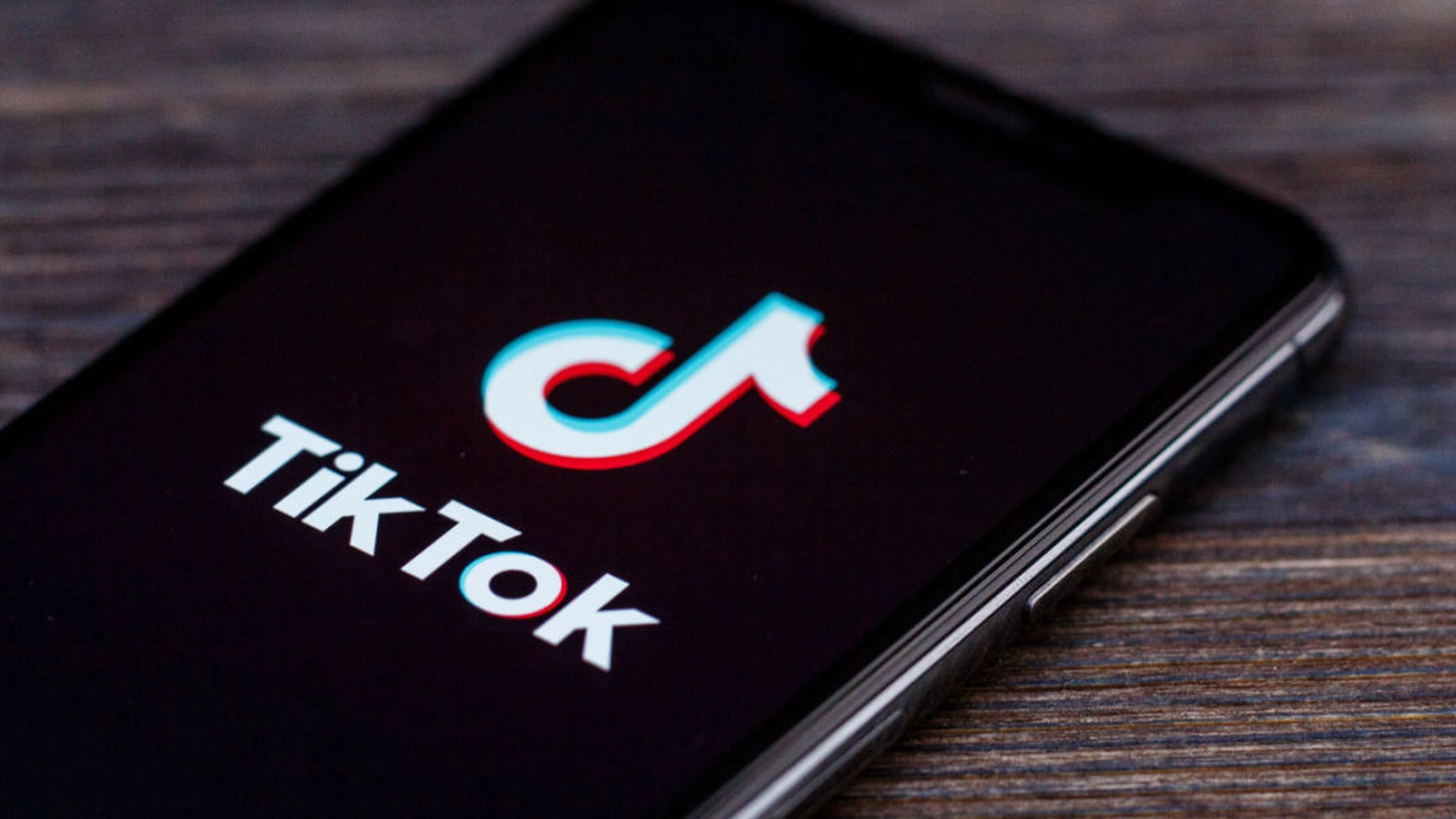 8-årig mistede livet af farlig sniffe-trend: Nu advarer forældrene mod bizar TikTok-challenge