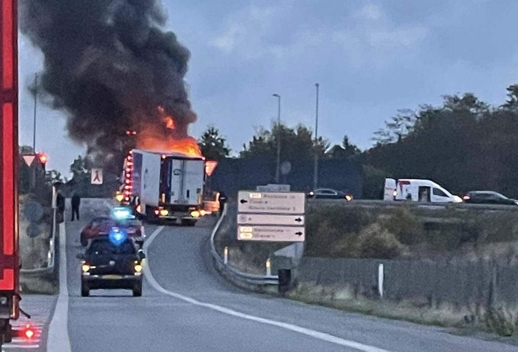 Lastbil i flammer: Motorvej spærret