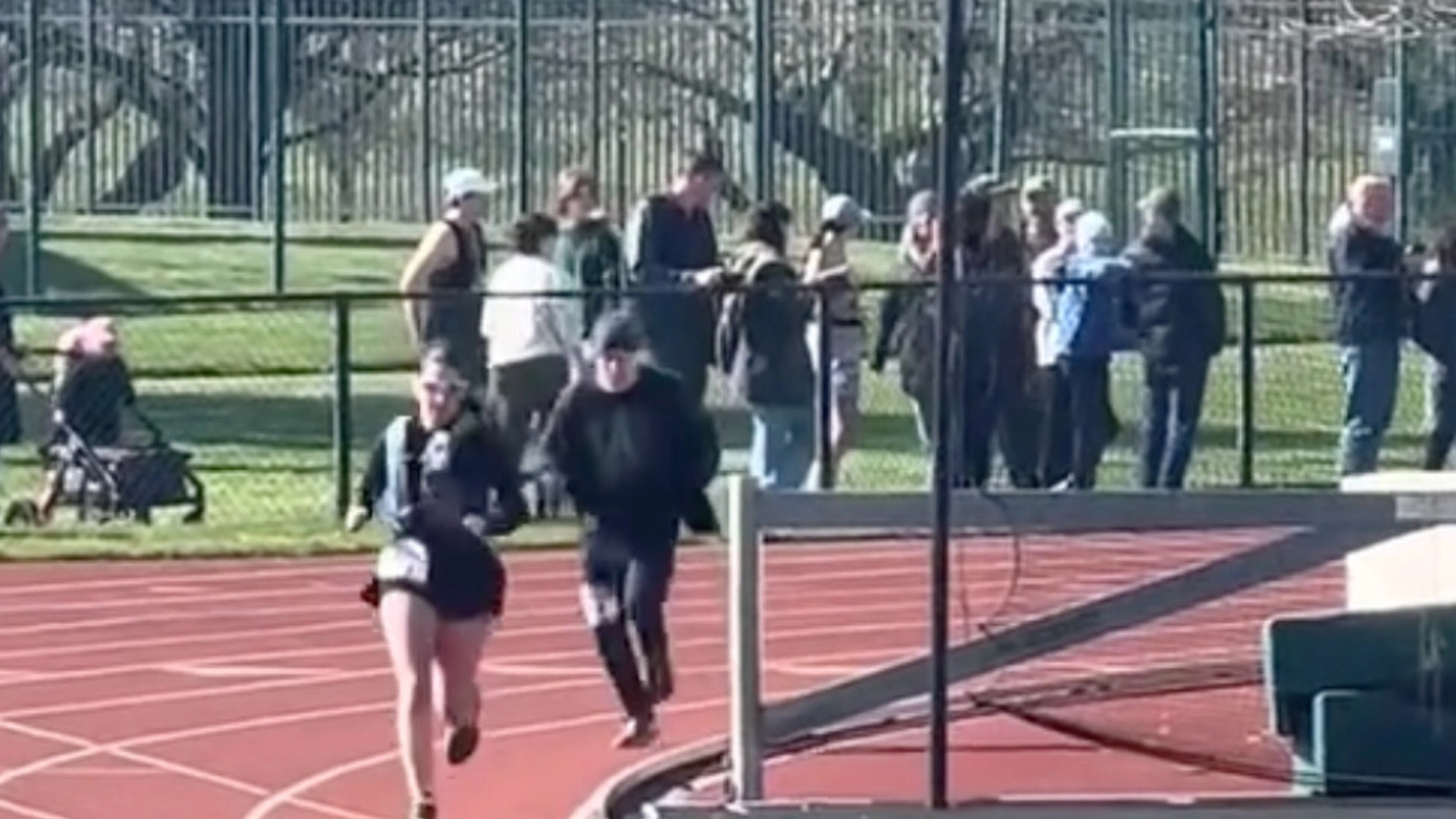 Kvinde beder kæreste filme hende ved målstregen efter halvmaraton – kan ikke tro, hvad han sender