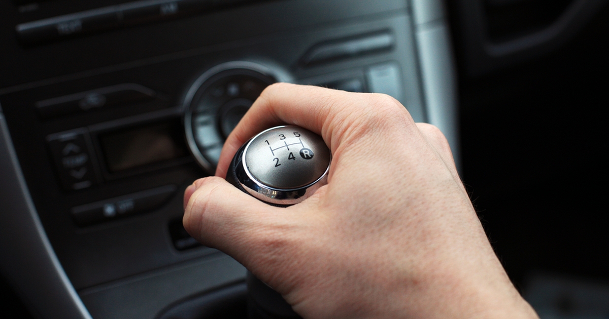 Bilister med manuelle gear har dårlig vane: Den kan sikre dig en dyr regning hos mekanikeren