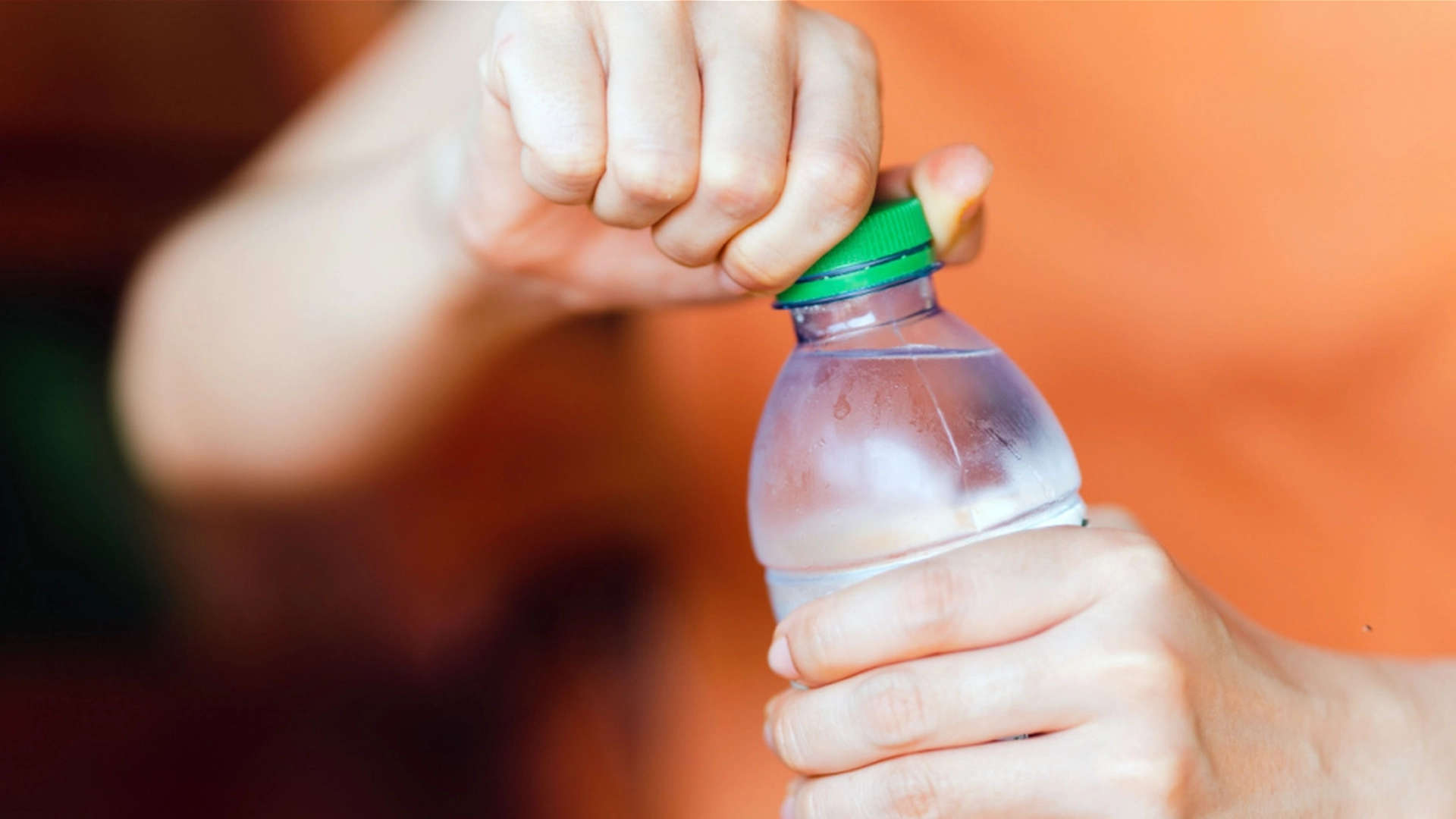 Så længe kan vand fra en plastikflaske holde sig: Kortere end du tror