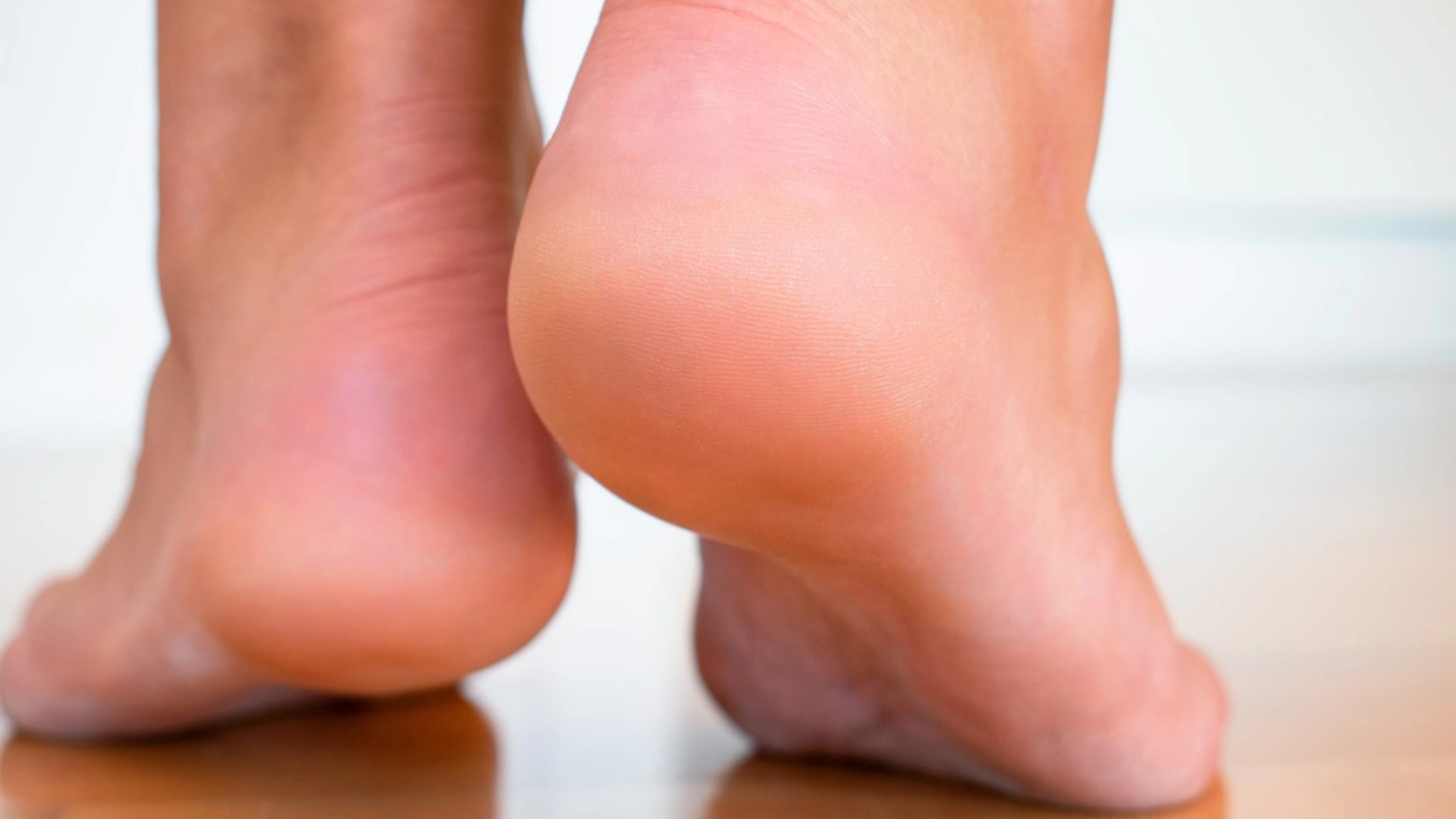 Bedstemors enkle trick kræver kun vand og 1 ‘hemmelig’ ingrediens. Dine hæle vil være lige så glatte som en babys.