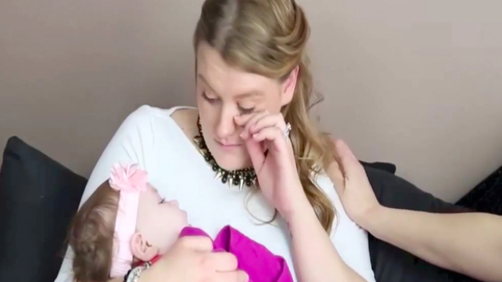 Mor holder sin datter i hånden for at sige farvel – men da de slukker respiratoren, sker miraklet