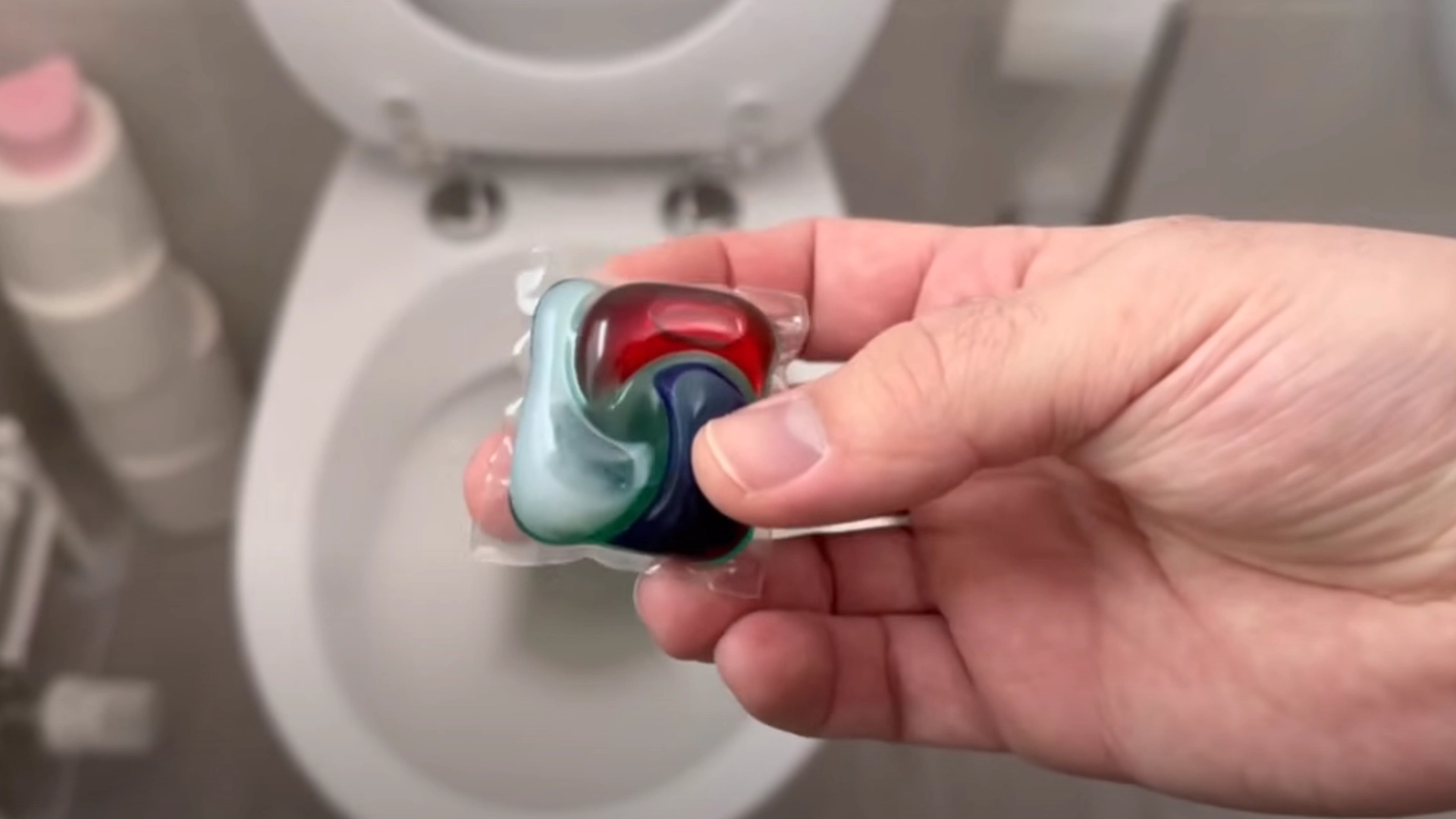 Han smider en vaskekapsel i toilettet: Så sker magien