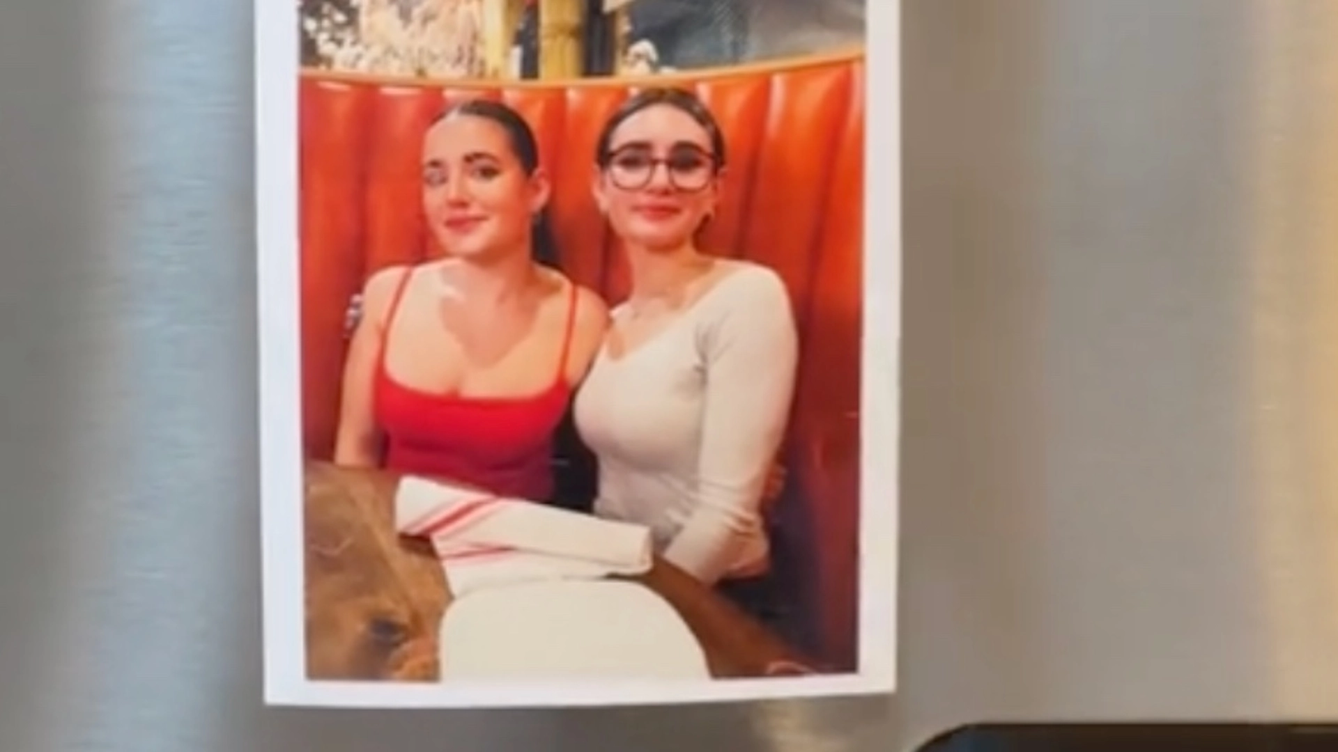 Far siger til sine døtre, at han ‘elsker alle sine børn lige højt’ – men køleskabet fortæller en anden historie