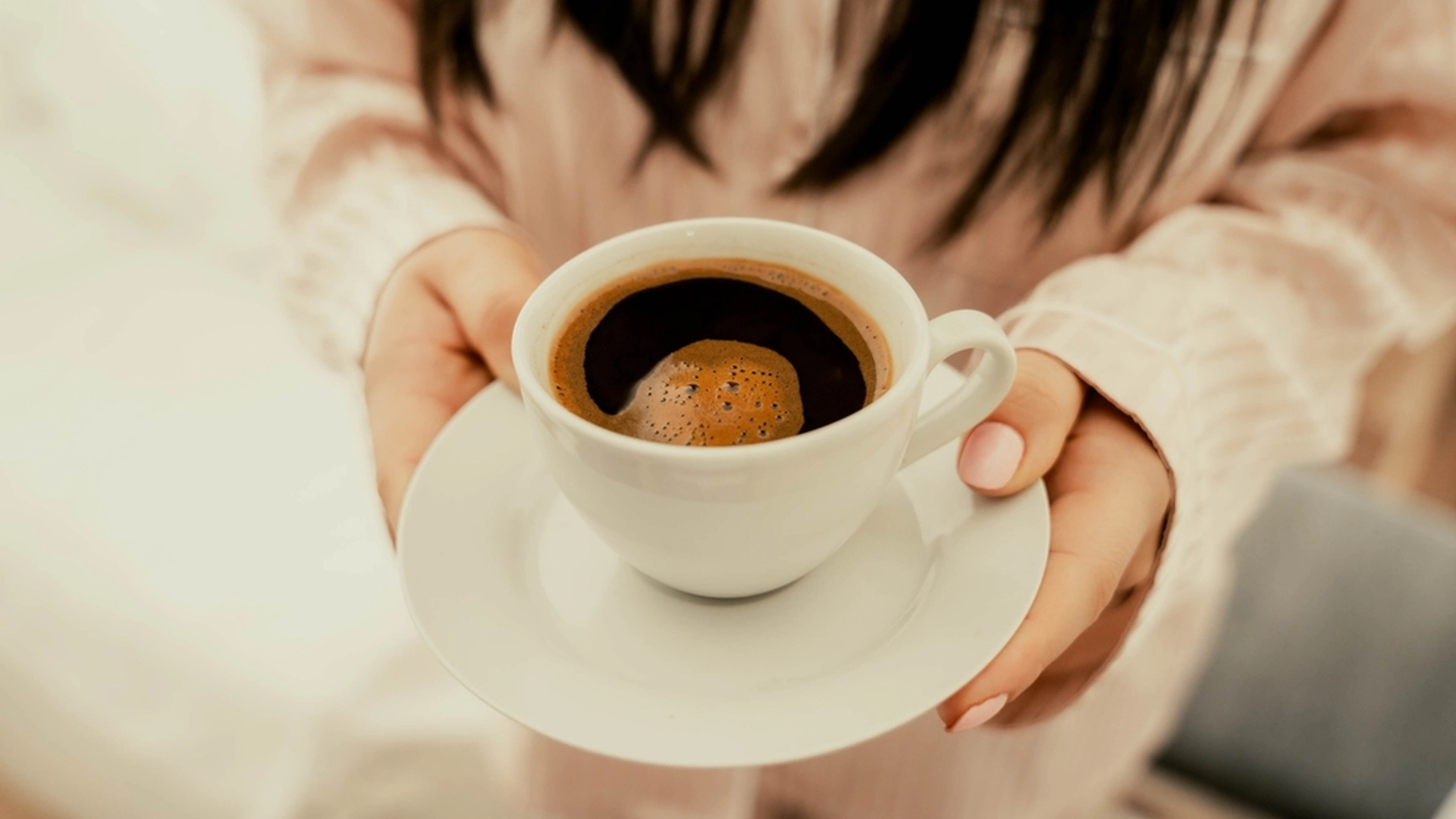 Eksperter afslører: Denne ingrediens fra køkkenskabet gør kaffe 10 gange bedre