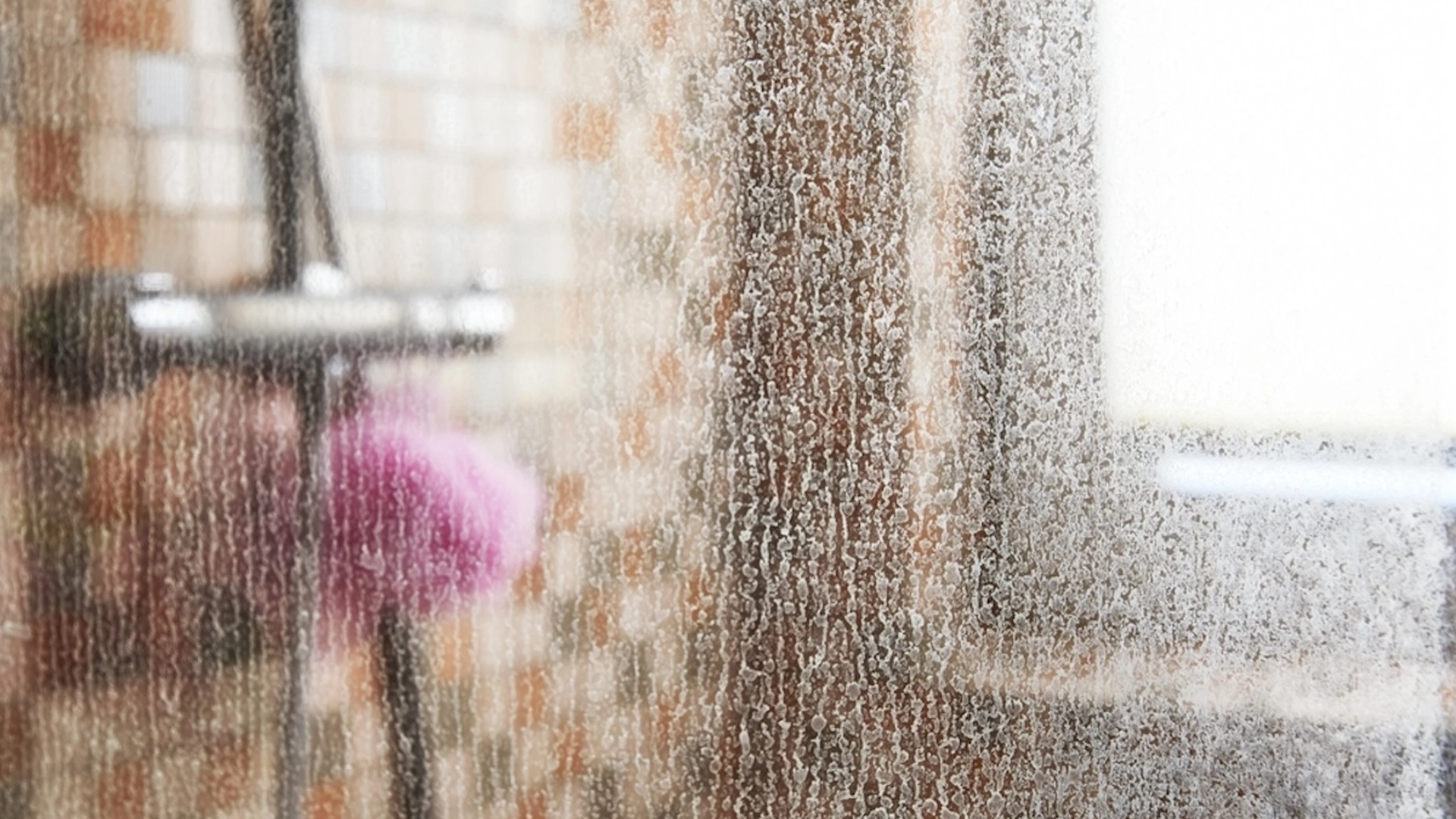 Kalkaflejringer vil ‘forsvinde’ fra brusevæggen på 15 sekunder ved brug af ‘magisk’ ingrediens