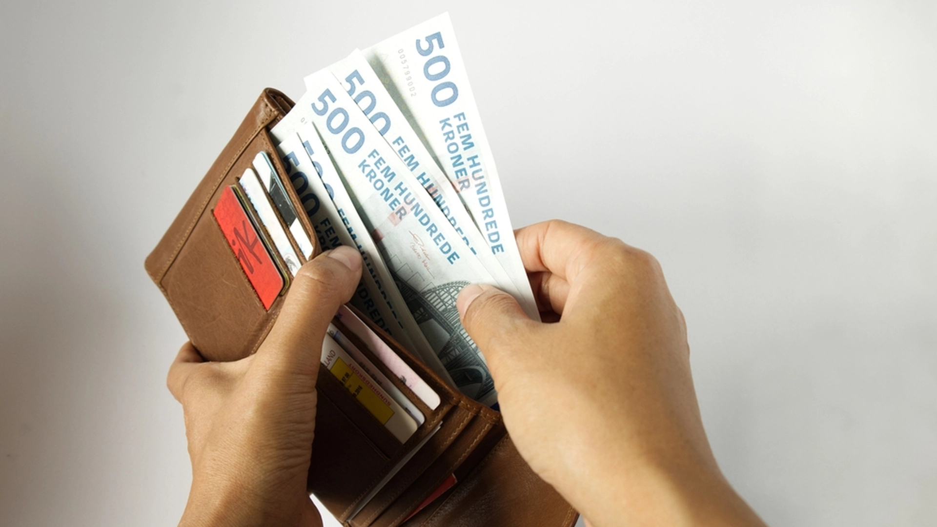 Kvinde fandt 150.000 kroner på jorden – hendes reaktion chokerer alle