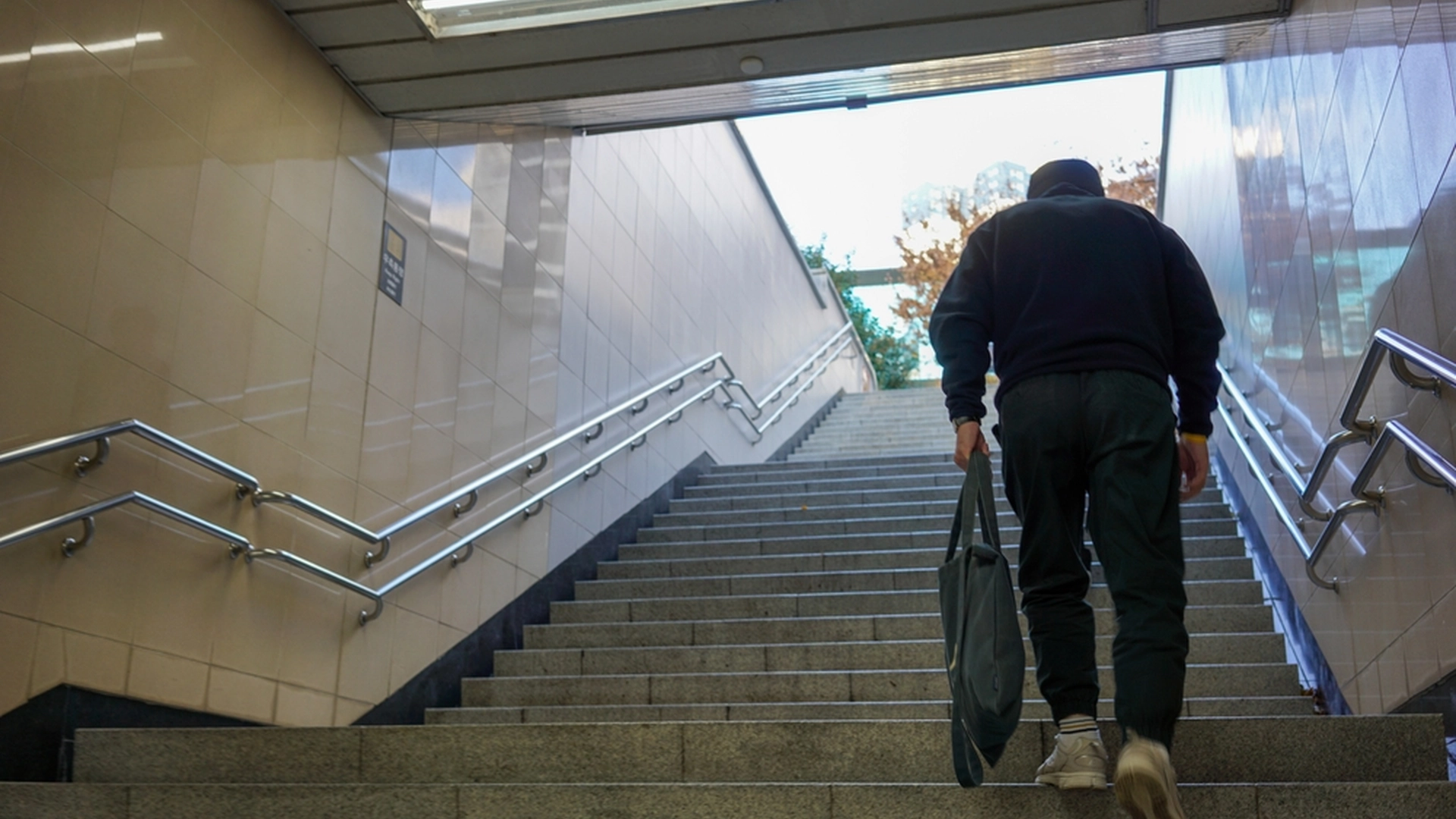 Dette tidlige tegn på demens bliver ofte overset: Folk opdager det, når de går op ad trapper