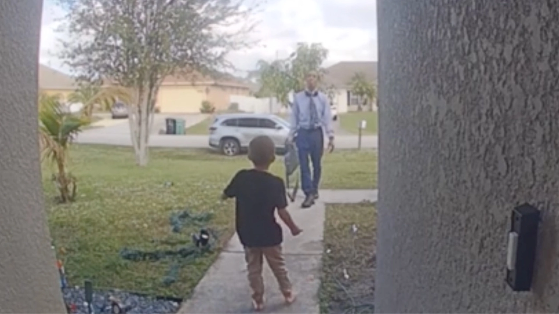 Far var på vej til arbejde hørte pludselig sin børn: Var ikke klar på, hvad kameraet ville fange