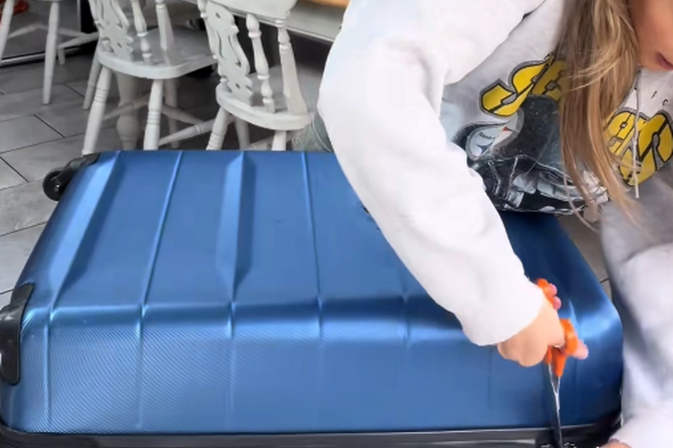 Kvinde købte glemt designerkuffert for 700 kroner i lufthavn: Vent til du ser, hvad hun finder i den