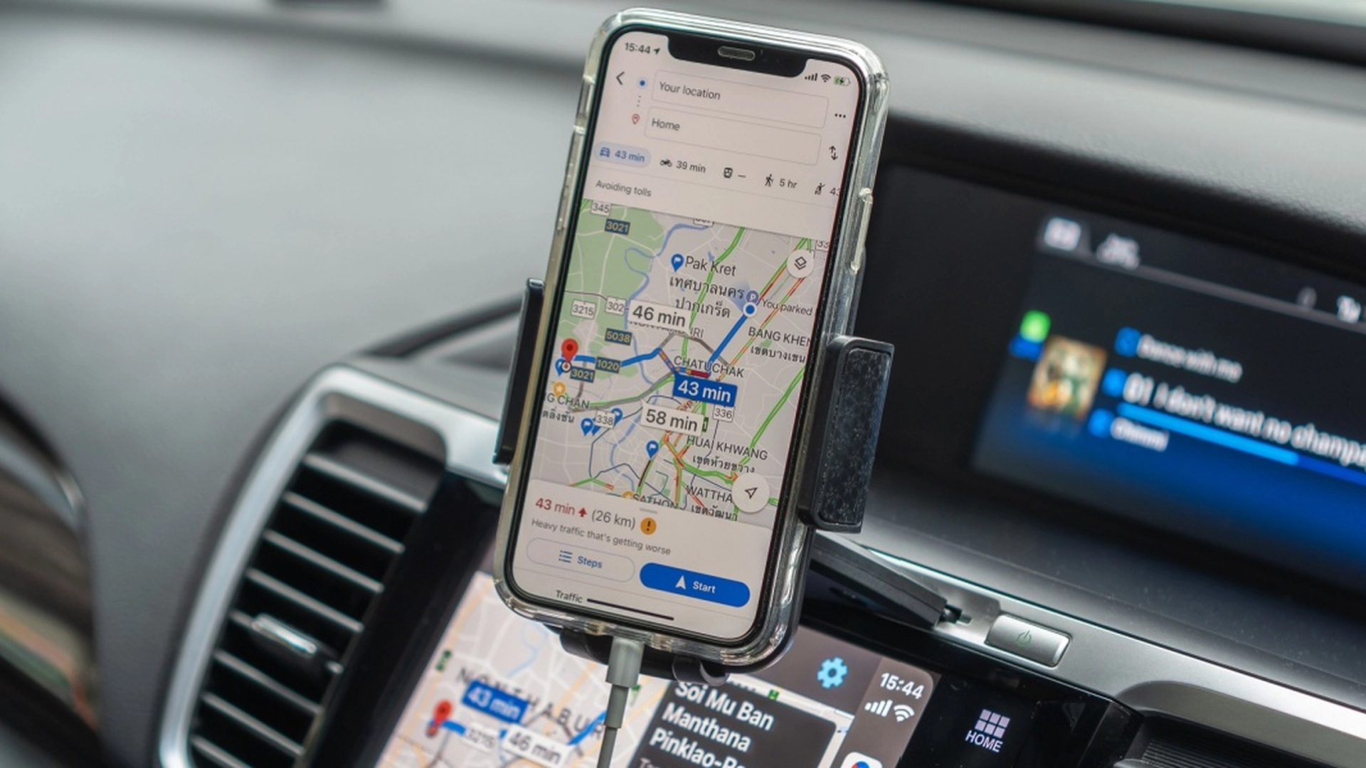 Tusindvis af frustrerede bilister kører ud til græsmark: Årsagen får internettet til at skraldgrine