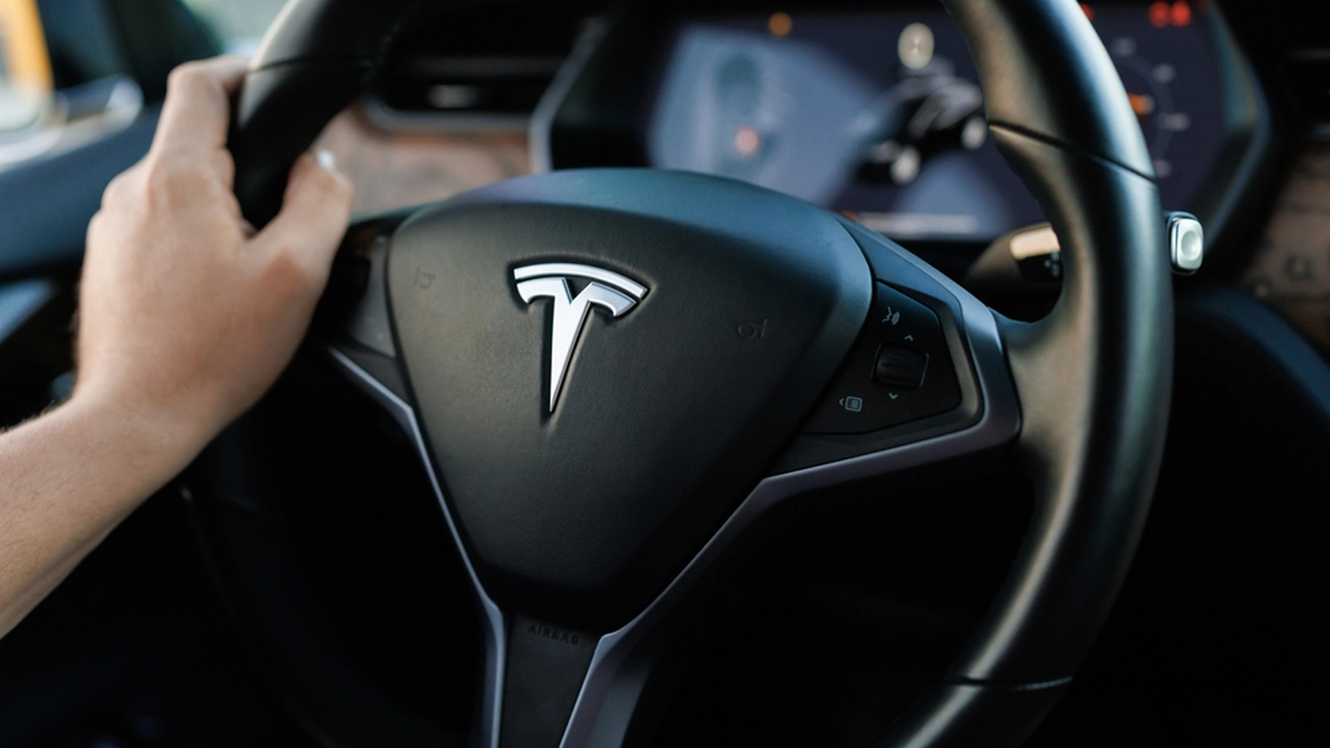 Datter lånte sin fars Tesla: Endte i kæmpe trafikkaos og bøde fra politiet