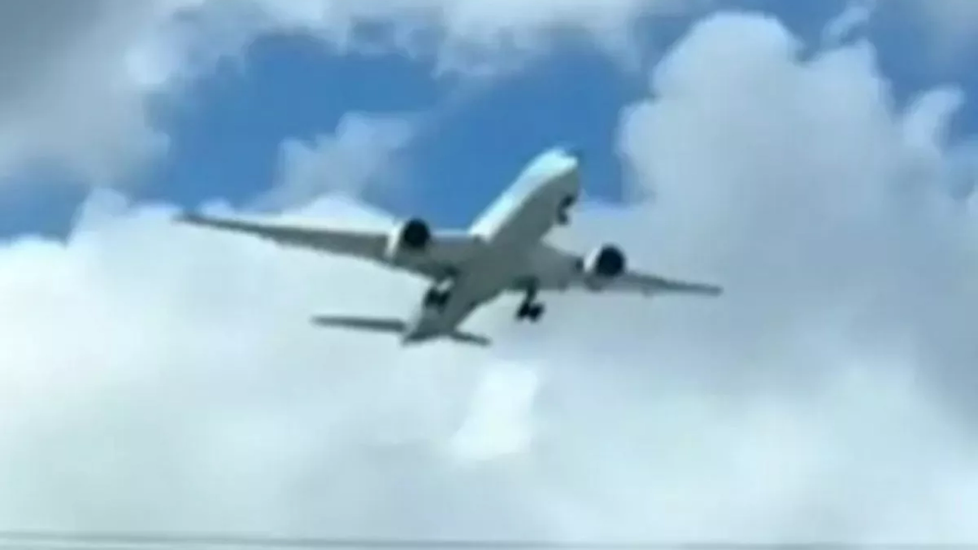 Viral video får hårene til at rejse sig: Flyet hænger helt stille i luften