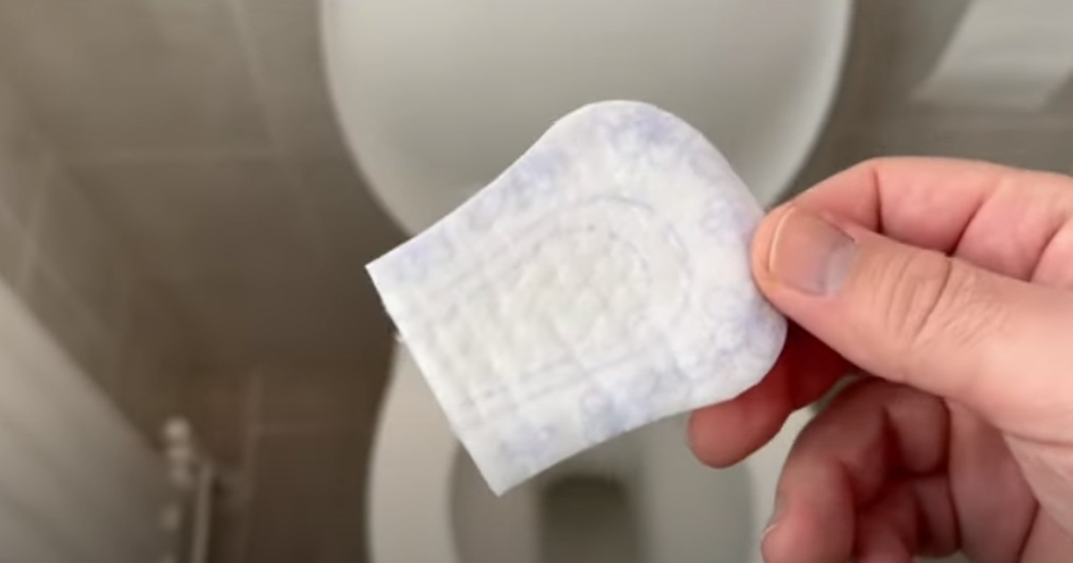 Han sætter et halvt bind fast under toilettet: Så sker magien, der vil få dig til at tabe kæben