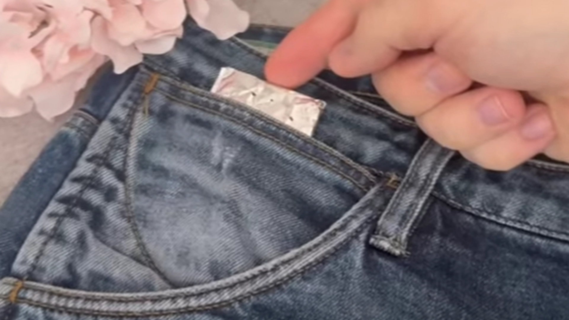 Han propper et stykke sølvpapir i sine jeans: Myggene lader ham være i fred