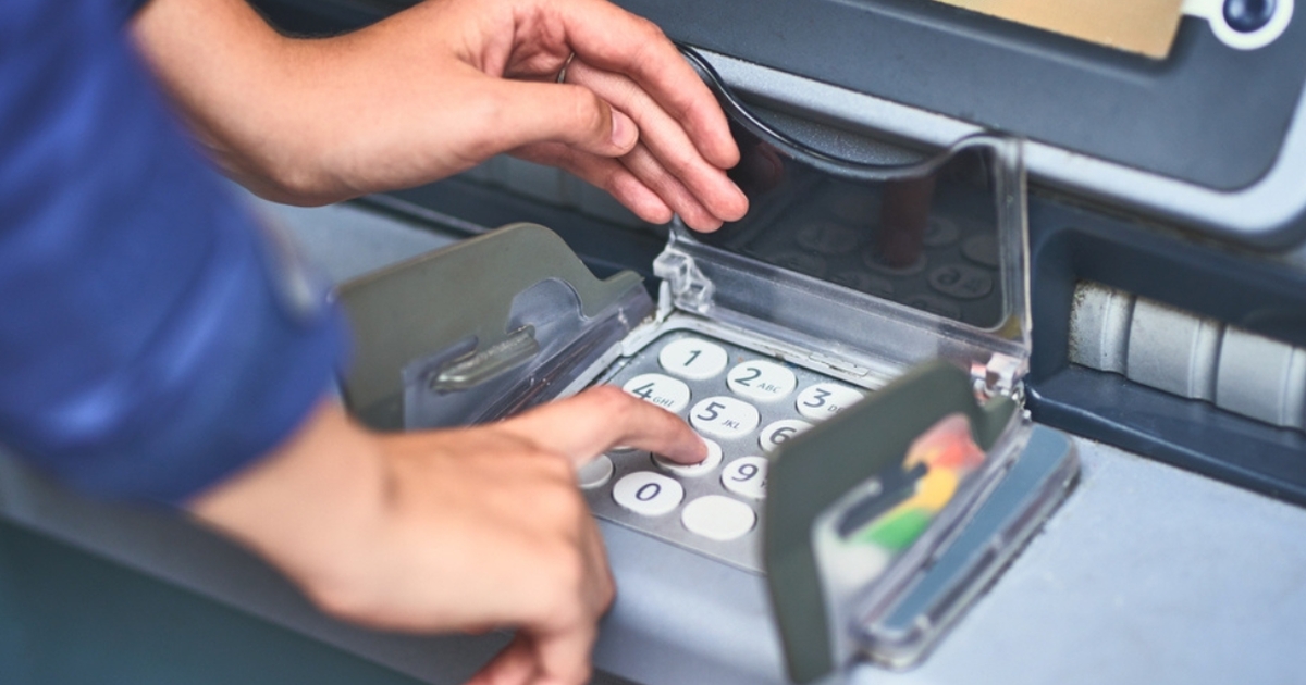 Tryk altid på denne knap, når du har hævet kontanter i en hæveautomat