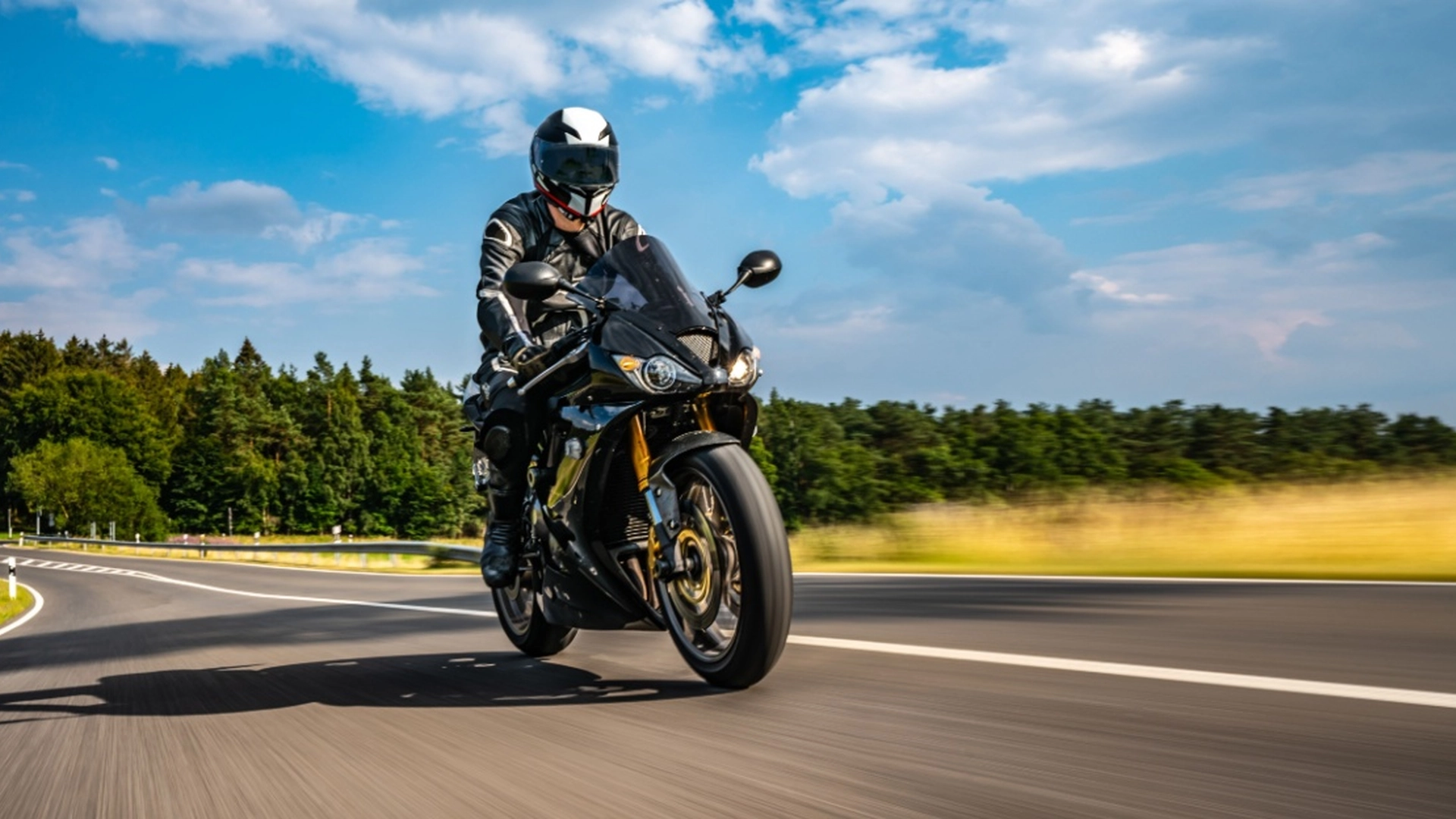 Hvis du ser en motorcyklist banke på hjelmen, er det et tegn til straks at være opmærksom.
