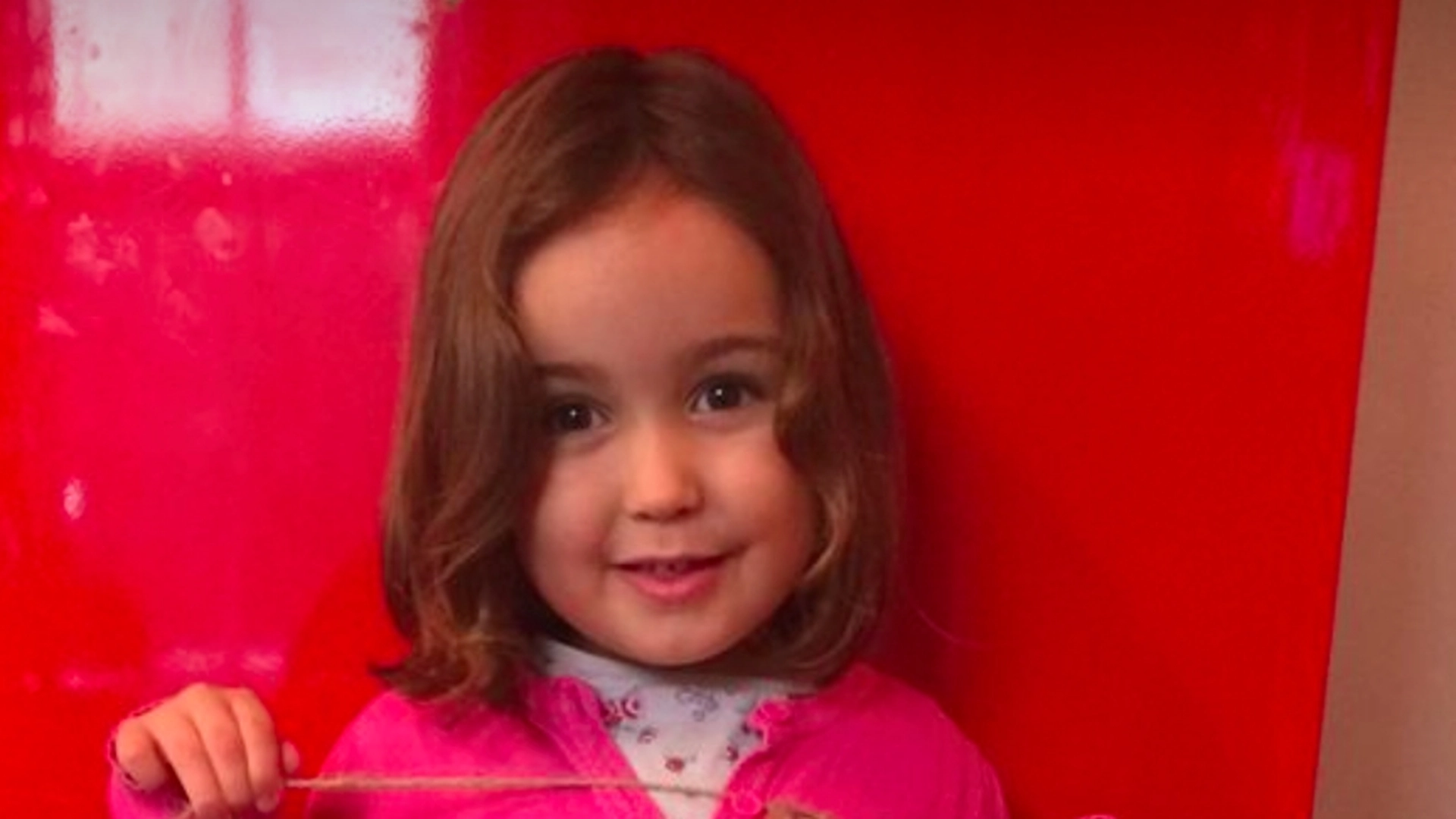 4-årig pige ringede til alarmcentralen: ‘Min mor sidder bare på sofaen og gør ingenting’