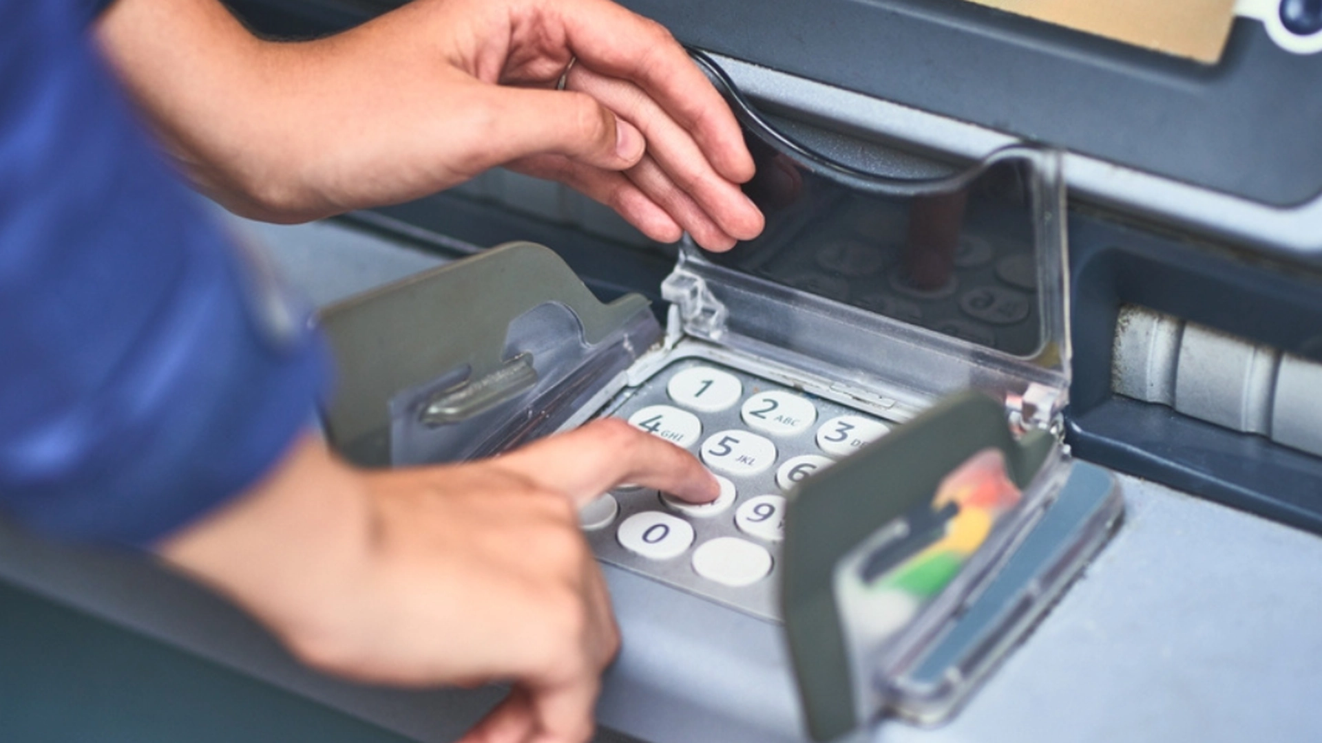 Hvis denne meddelelse vises på hæveautomaten, skal du omgående trykke ‘Annuller’