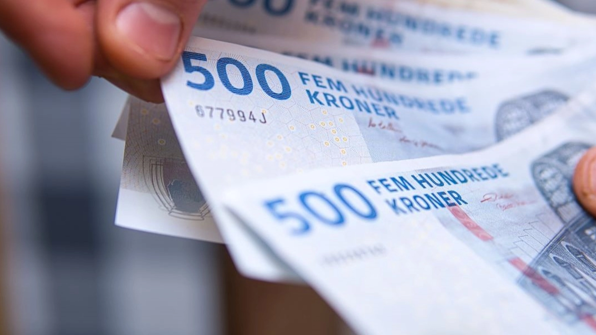 Et maleri af afslappede løver hang i families dagligstue: Viste sig at være utroligt mange penge værd