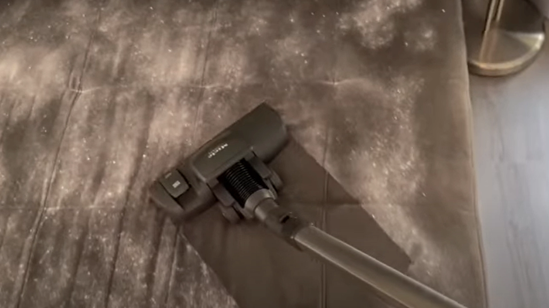 Det hemmelige trick med salt på sofaen overrasker alle: Når du ser resultatet, vil du forstå hvorfor