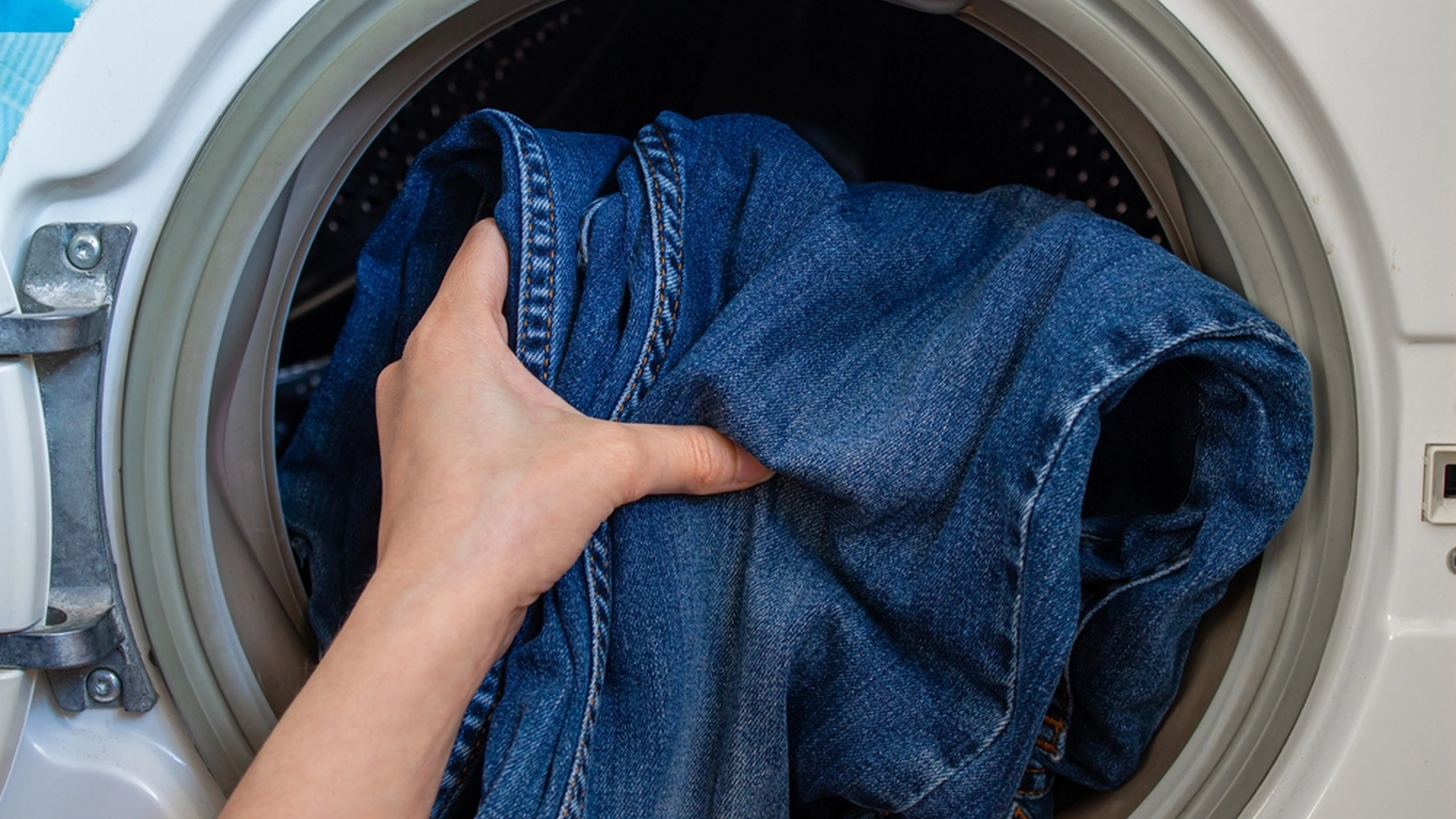 Eksperter med opfordring: Så sjældent bør du vaske dine denim bukser