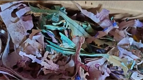 Bedstemor opbevarede sin opsparing i en æske: Da hun åbner den, begynder hun at græde