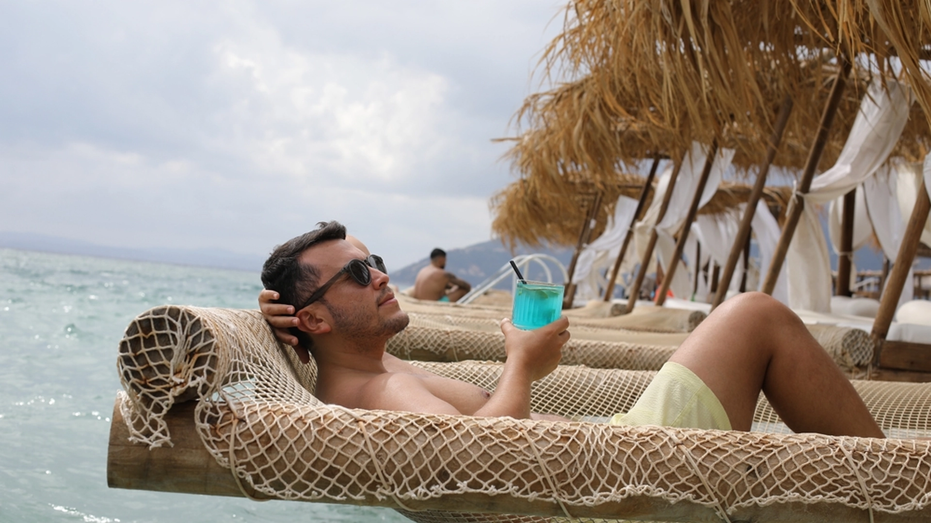 Han tjener 330.000 kroner om måneden – men laver næsten ikke noget selv