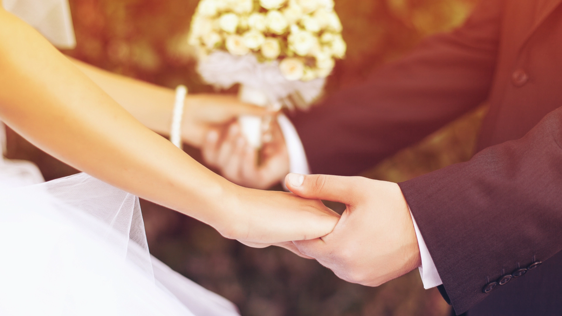 Kærestepar rejste til eksklusivt bryllup ved vennepar: Tilbragte hele ferien undercover