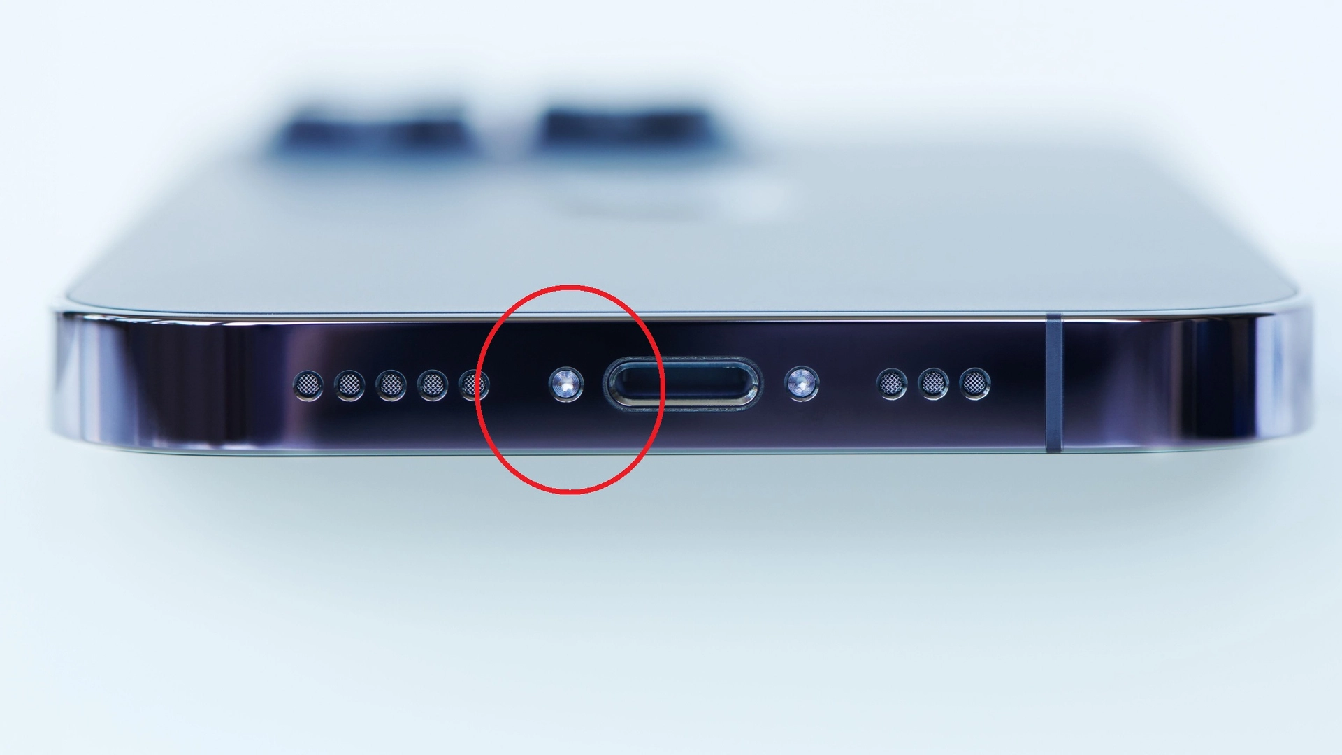 Det er hullet, alle har på deres telefon, men kun få kender: Se hvad det faktisk bruges til