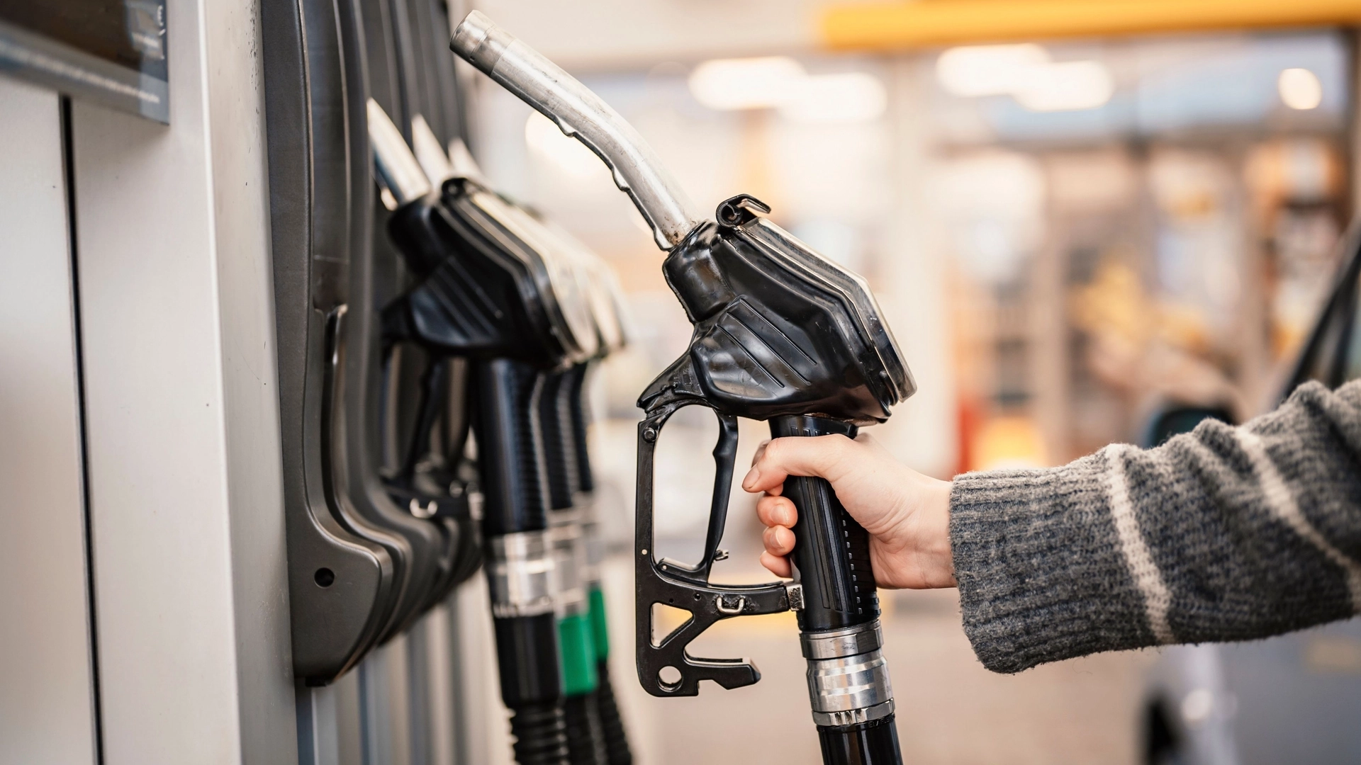 Der er en god grund til det: Rør ved dette sted på bilen, før du tanker