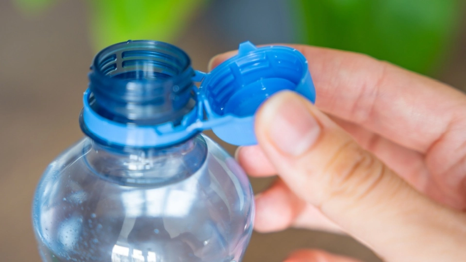 Der er nu nyt om de fastgjorte låg på plastflasker, som mange har ventet på