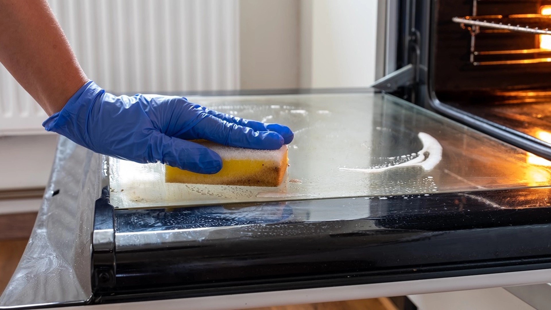 Hun gør ovnen ren med en opvasketabs: Når du ser resultatet, vil du gøre det samme